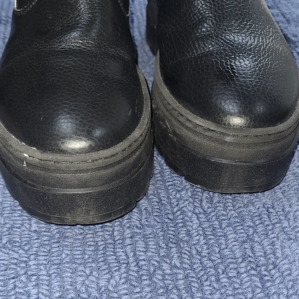 Black Leather, Faux-Fur Lined Women's Winter Zip Boots, U.S. Size 8 - Picture 13 of 15